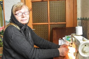 Жительница Волковыска бесплатно шьет медицинские маски для нуждающихся
