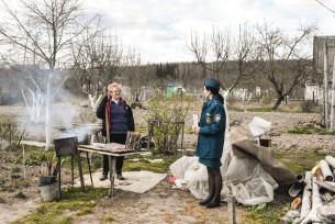 Новое в правилах пожарной безопасности: найти место для мангала стало проще, а китайские фонарики — под запретом
